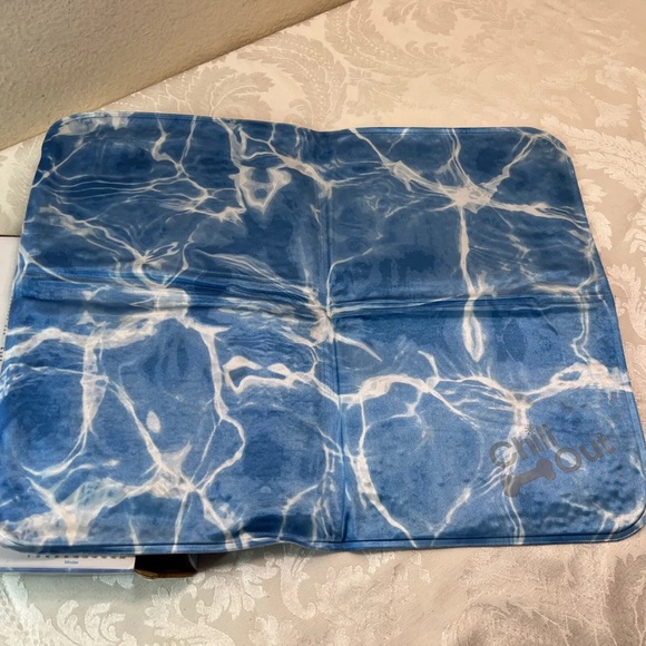 AFP Pet Cooling Dog Mat Self Cooling Pad Cushion Keeps Pets Cool Size Medium NIB - Picture 3 of 3